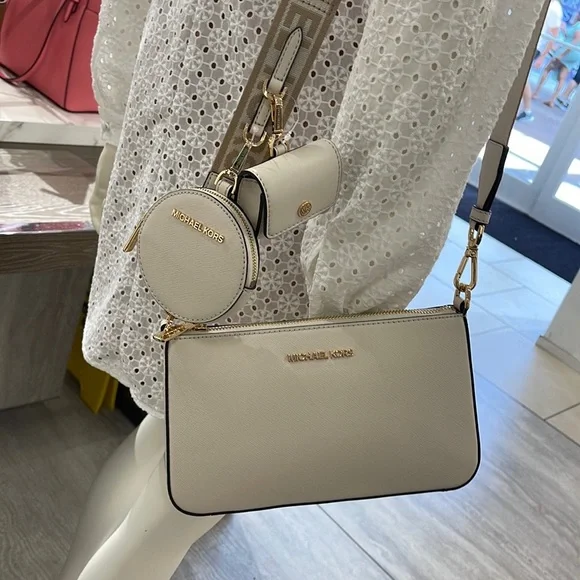 MICHAEL KORS
Jet Set Saffiano Leather Crossbody Bag with Case Apple Airpods Pro® - Picture 3 of 16